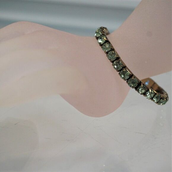 Sparkling Green Glass Stretch Bracelet - Picture 1 of 4